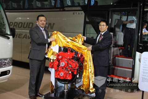 双方高层共同为康明斯ISF发动机揭幕