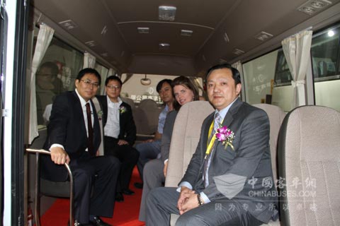 双方高层试乘装配康明斯ISF黄金动力的金旅考斯特车