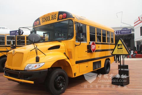 装配艾里逊自动变速箱的纳威司达校车