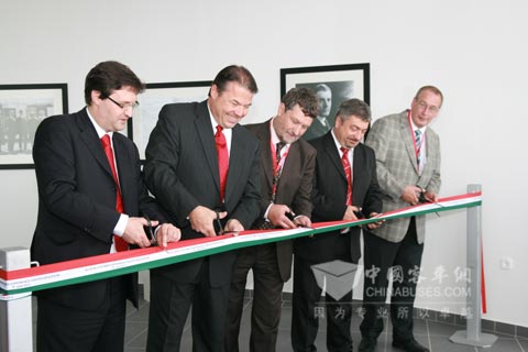 艾里逊管理层为客户体验中心和试驾车道落成剪彩