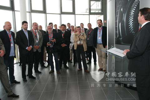 艾里逊国际市场营销执行总监Lawrence Love向来宾介绍客户体验中心