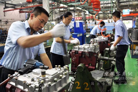 图为綦齿总装分厂员工正以饱满的工作热情投入劳动竞赛中