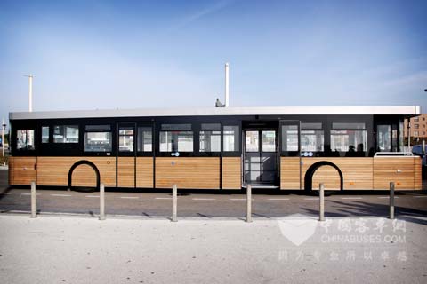 两个功能完善的驾驶室共用传动系统，以实现双向驾驶