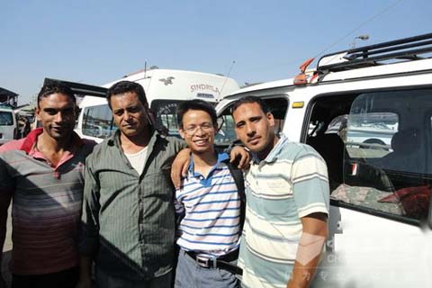 玉柴埃及办主任刘福全（右二）与客户在一起