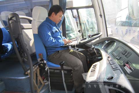 玉柴工程师检修车辆