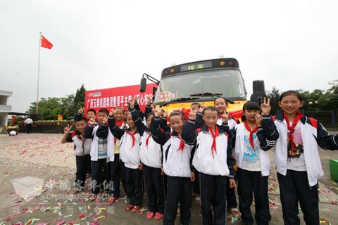 2012年6月29日，四川资阳松涛希望小学的学生们在玉柴捐赠的校车前快乐合影
