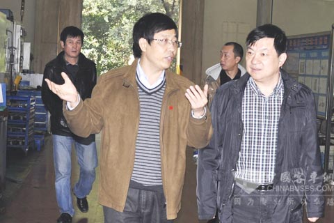 邵正江陪同汪建平一行在该公司齿轮分厂参观考察