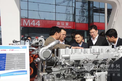 左四：股司副总经理 王利民  左二：销售公司副总经理 黄伟枢 左三：技术总师 彭天权