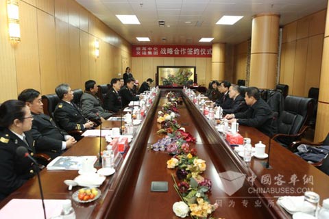 签约双方观看青岛交运宣传片