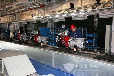 黄海装配线上的康明斯发动机