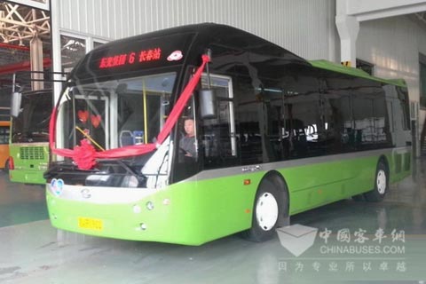  配装玉柴YC6J210N混合动力的公交