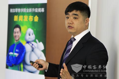 米其林(中国)轿车及轻卡轮胎驰加培训经理李颢先生介绍驰加零售学院的全新特色