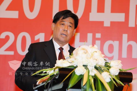 全国人大代表、三角集团有限公司董事长丁玉华 