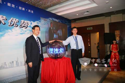 一汽锡柴党委书记蔡真法、中国内燃机工业协会副秘书长魏安力揭幕锡柴客车动力