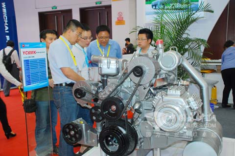 专业观众参观玉柴YC6MK