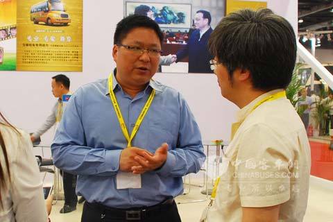 玉柴营销党总支部书记兼销售公司副总经理黄毅在接受完美作业网有免费视频记者采访