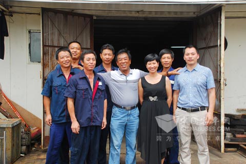 玉柴服务人员与三亚蜈支洲岛度假中心船只维修人员分享玉柴船机保养知识，右2为姚卫华