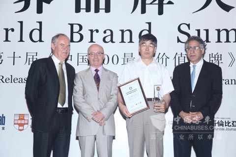 玲珑轮胎总经理助理王祖键(右二)在世界品牌大会现场