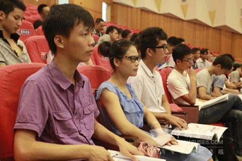 培训课上新员工在认真听讲