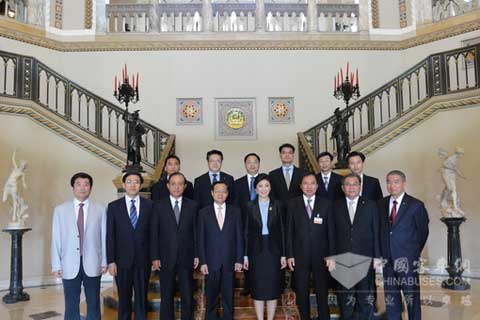 广西代表团与泰国总理英拉合影