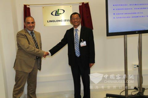 夏训茂总工与法郎先生共同为玲珑办公室揭牌