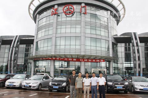 江门汽运副总经理梁裕安(中)、玉柴广东办事处主任唐章华（左二）