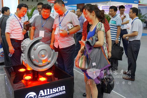 现场专业观众参观艾里逊变速箱