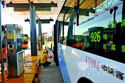 青岛首个公交加气站试运行