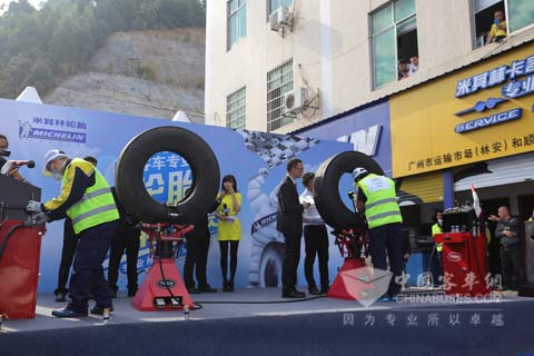 比赛中的选手与裁判