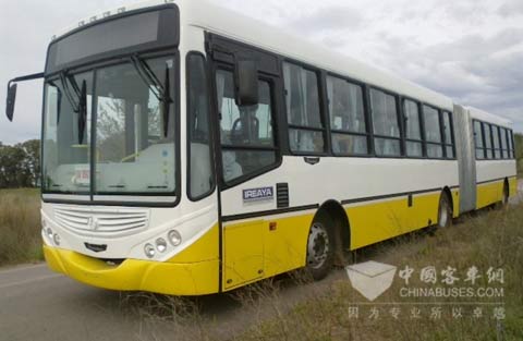 　COLCAR公司为其铰接式客车配置前置发动机和艾里逊自动变速箱