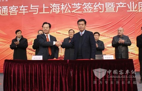 中通客车董事长李树朋与松芝空调董事长陈福泉签约