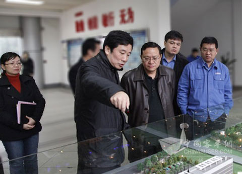 晏平（前排左）等陪同苏海棠（前排中）考察