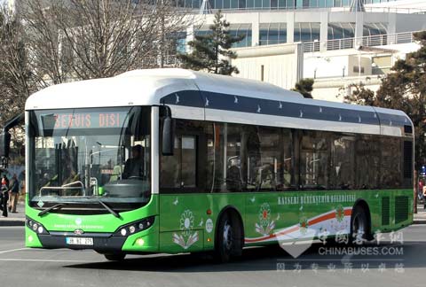 行驶在开塞利市街头的KaratCNG客车