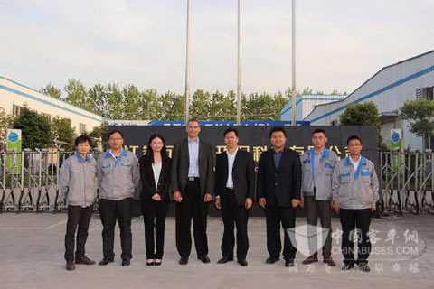 德国专家在审核现场与可兰素秦建总经理（左五）等员工合影