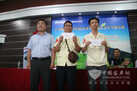 潍柴动力股份有限公司客车动力销售公司副总经理翟正坤为获奖选手颁奖