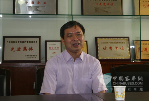 广州珍宝巴士有限公司副总经理杨贵劲接受记者采访