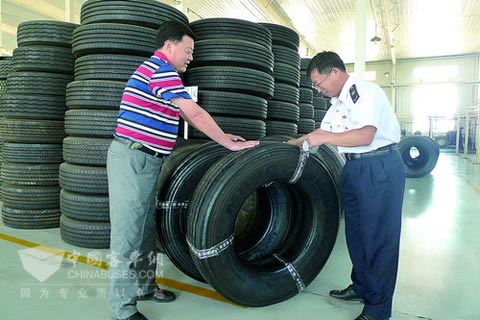 工作人员正在对翻新轮胎实施抽样送检