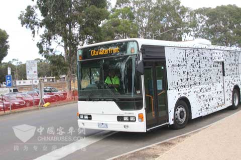 FusoMP300客车装配艾里逊变速箱，在Waurn Ponds主校区和巴望谷活动中心(BVAC)间运行，车程约15分钟