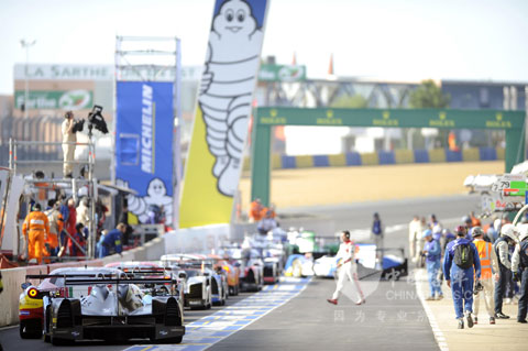 维修区整装待发的赛车