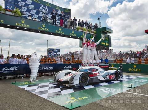 米其林轮胎先生与冠军车手同共亮相