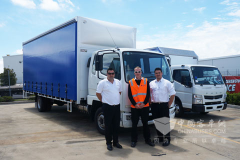 装配了艾里逊变速箱的Fuso Fighter配送卡车合影