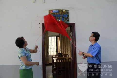 梁健东（左）和郭德明为工作室揭牌