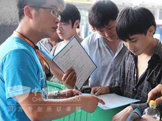 工作人员在苏州市公交平海修理厂活动现场耐心讲解相关问题