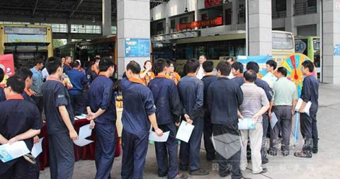 园区公交公司现场,活动参与人员排队领取奖品