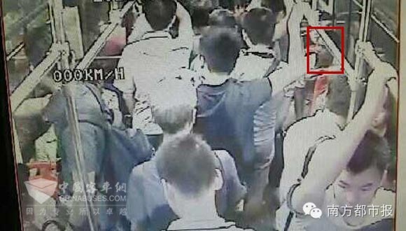 图5 提取的事发时录像，图中红色框内男子为嫌犯欧某。