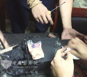 图2 高温将监控主机与车身地板熔合,设备防火设计保护设备未变形