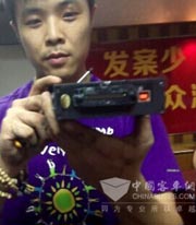 图2 高温将监控主机与车身地板熔合,设备防火设计保护设备未变形