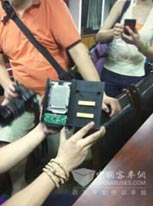 图2 高温将监控主机与车身地板熔合,设备防火设计保护设备未变形