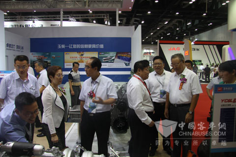 中国机械工业联合会会长王瑞祥和中国内燃机工业协会秘书长邢敏参观玉柴展机