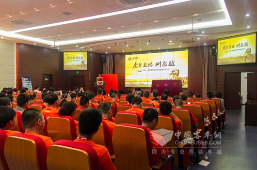 石俊峰董事长与获得金牌总经销商奖项的客户合影